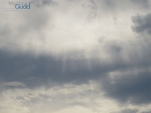 Sonnenstrahlen an Altocumulus virga