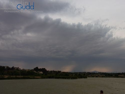 Ac castellanus virga (Bildmitte), in Übergang zu Cb altocumulogenitus