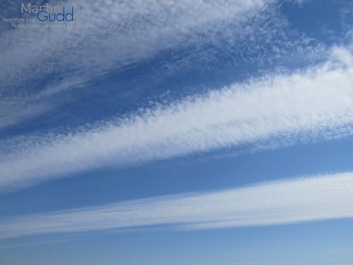 Altocumulus translucidus perlucidus radiatus