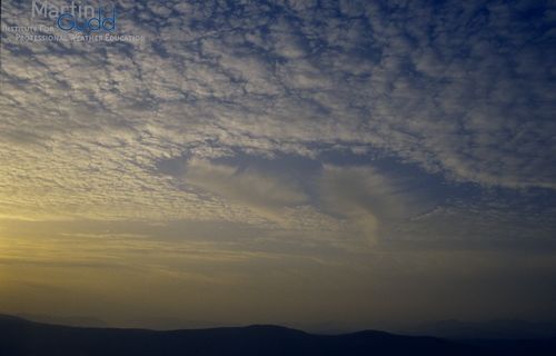 Fallstreak hole: Wolkenloch um die Fallstreifen herum